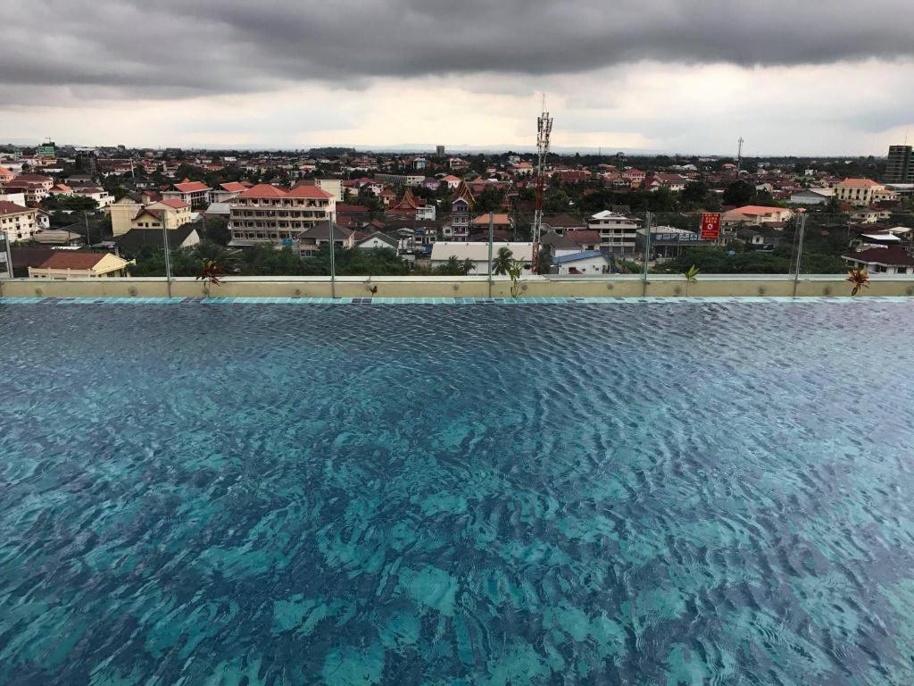 Sky City Hotel Вьентьян Экстерьер фото